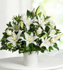 Florero blanco con liliums y rosas.