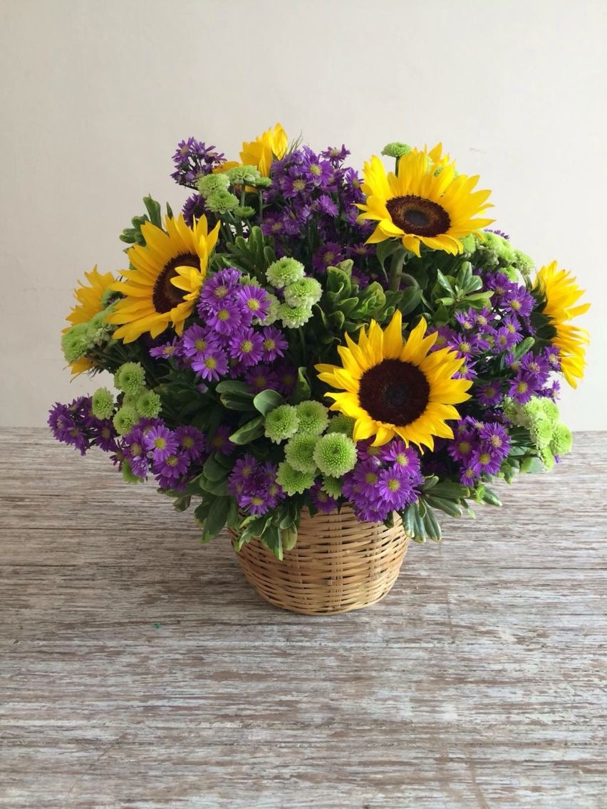 Canasta de girasoles y maule