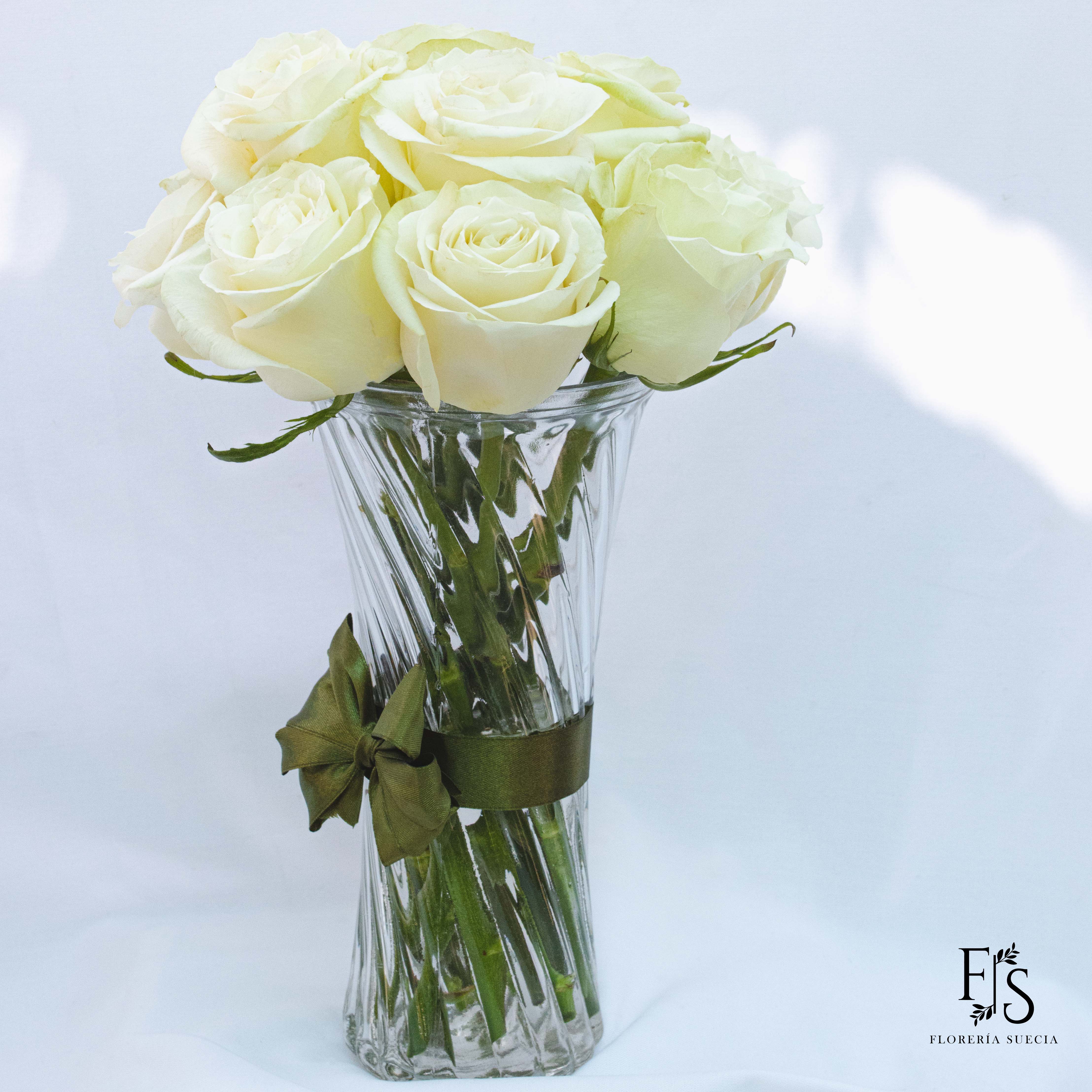 Florero de 12 o 24 rosas blancas de condolencias