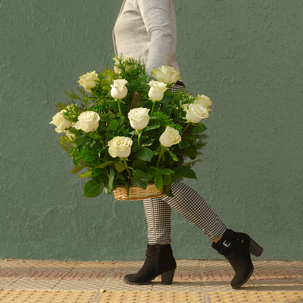Canasta 24 Rosas de Flores de Condolencias