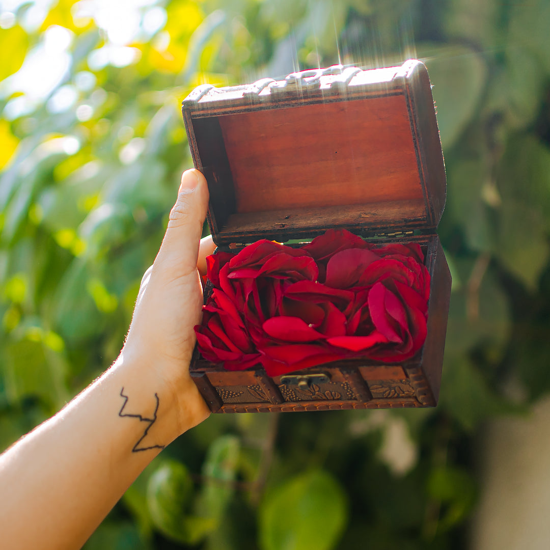 Baúl con pétalos de rosa 100gr